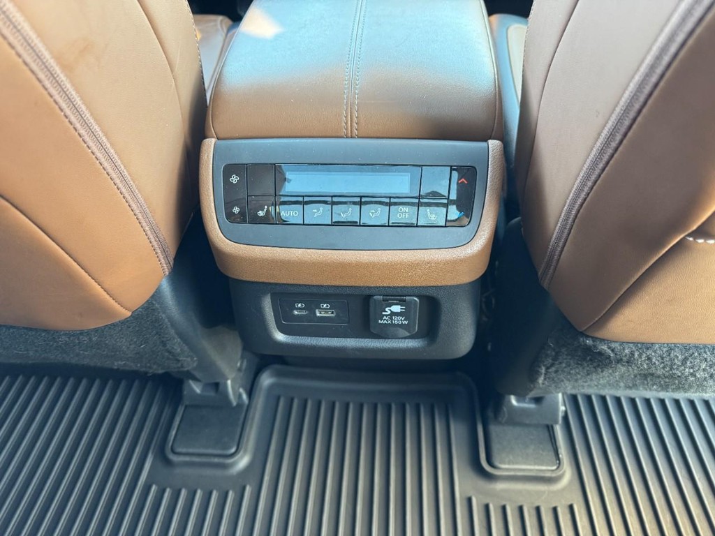 Nissan Pathfinder Vehicle Full-screen Gallery Image 17