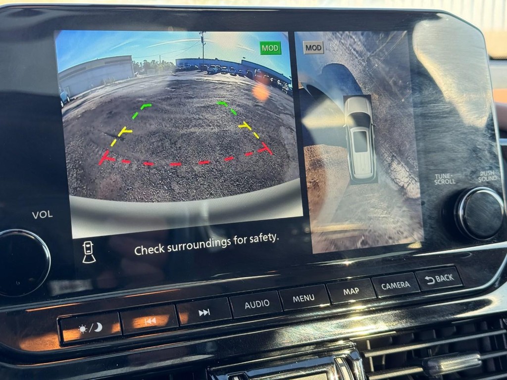 Nissan Pathfinder Vehicle Full-screen Gallery Image 23