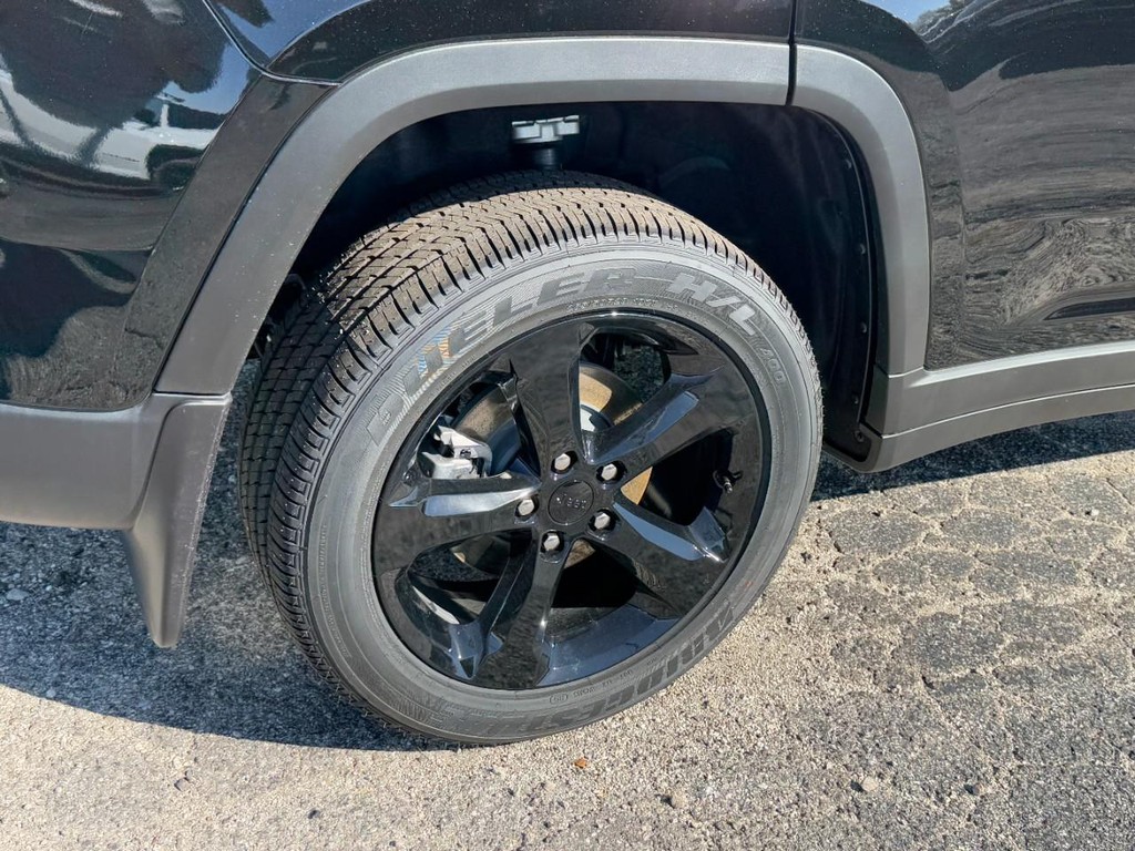 Jeep Grand Cherokee Vehicle Full-screen Gallery Image 04