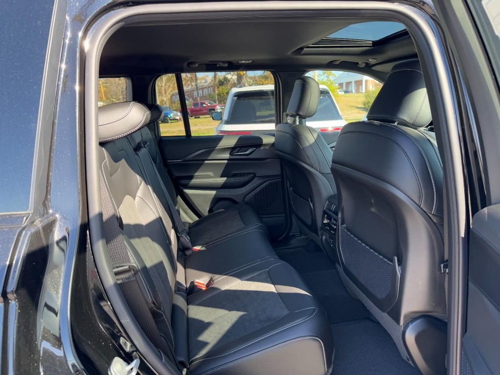 Jeep Grand Cherokee Vehicle Full-screen Gallery Image 05