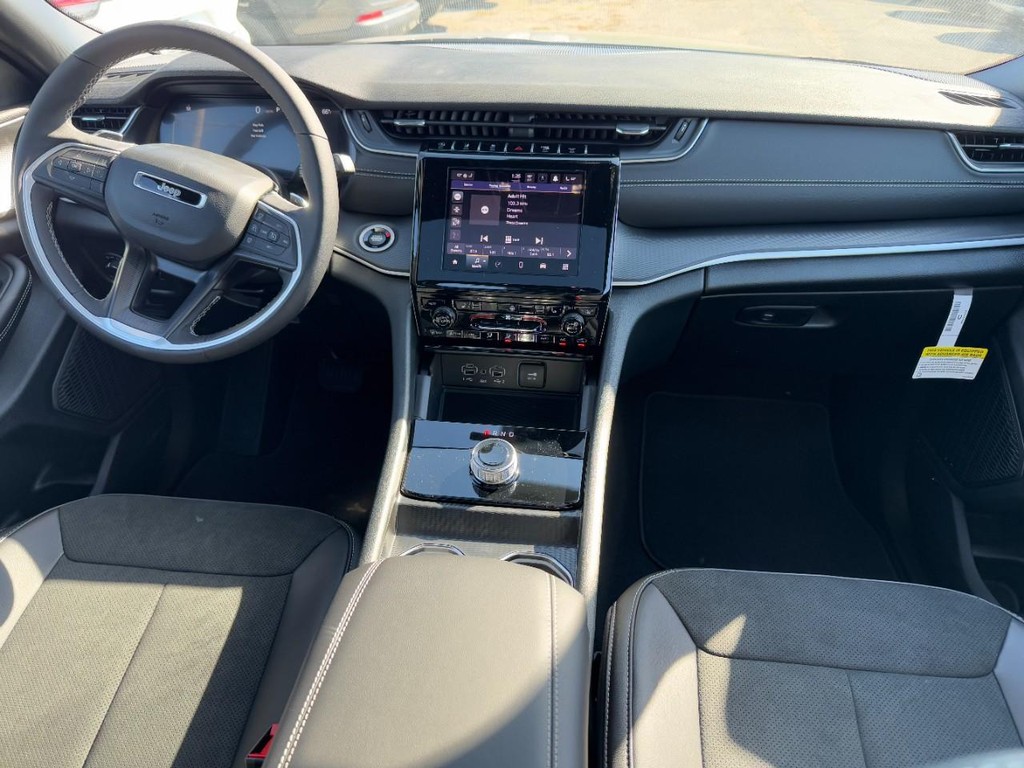 Jeep Grand Cherokee Vehicle Full-screen Gallery Image 06