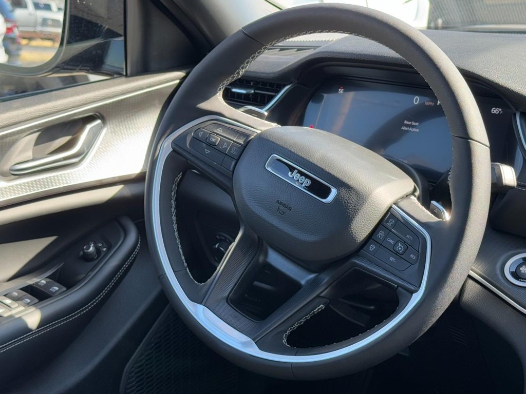 Jeep Grand Cherokee Vehicle Full-screen Gallery Image 07