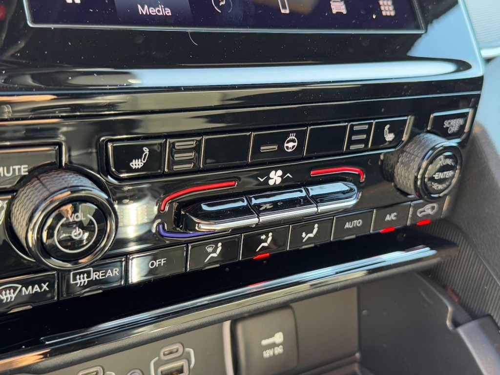 Jeep Grand Cherokee Vehicle Full-screen Gallery Image 13