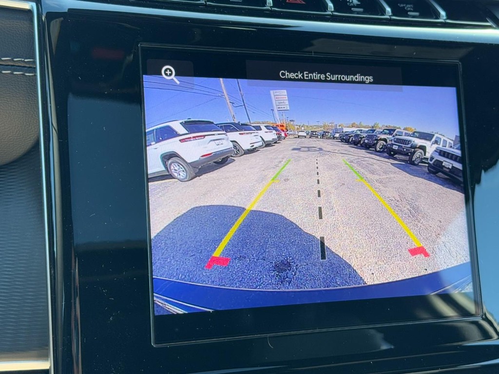 Jeep Grand Cherokee Vehicle Full-screen Gallery Image 15