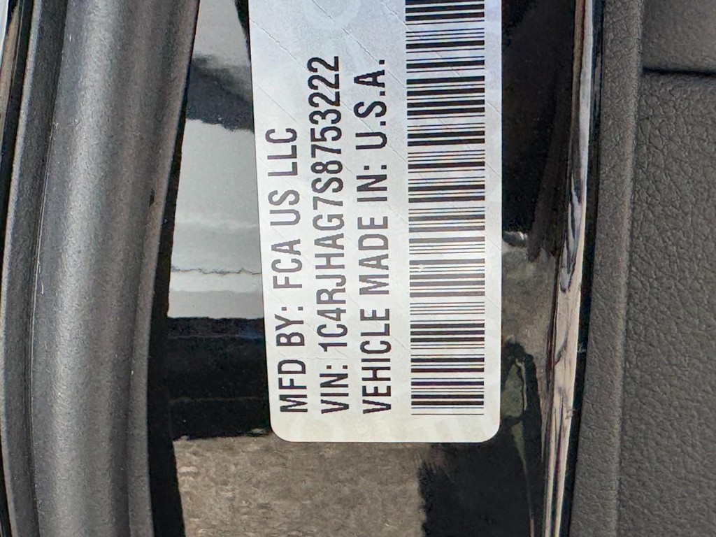 Jeep Grand Cherokee Vehicle Full-screen Gallery Image 17