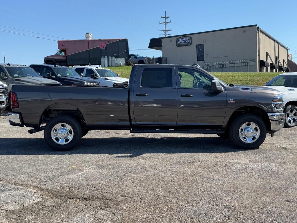 Ram 3500 Vehicle Full-screen Gallery Image 02