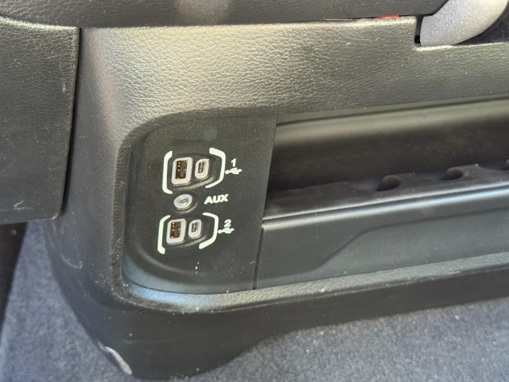 Ram 3500 Vehicle Full-screen Gallery Image 13