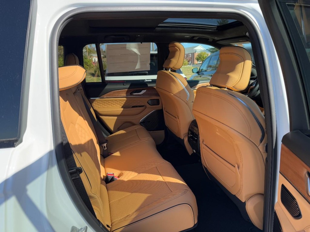 Jeep Grand Cherokee Vehicle Full-screen Gallery Image 05