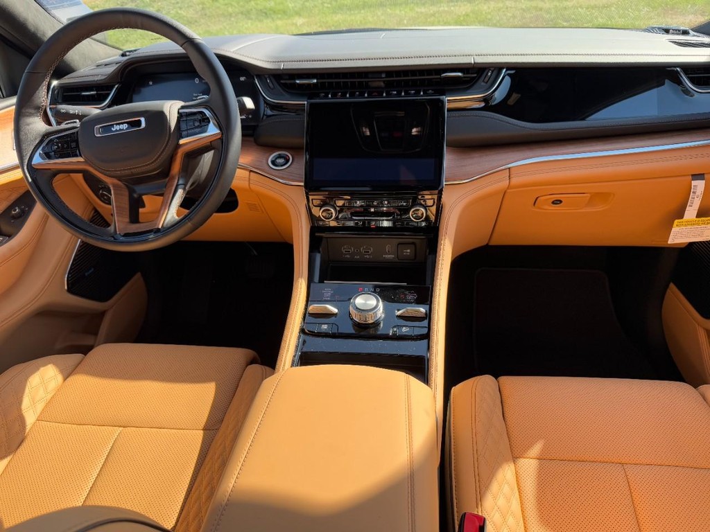 Jeep Grand Cherokee Vehicle Full-screen Gallery Image 06