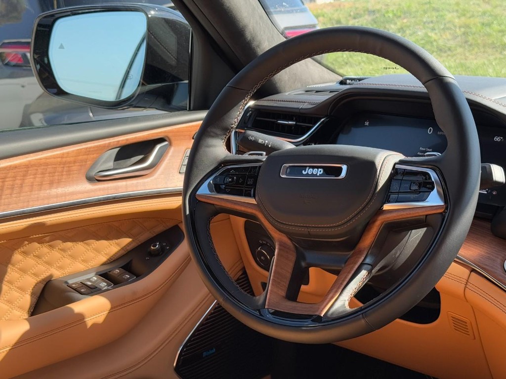 Jeep Grand Cherokee Vehicle Full-screen Gallery Image 07