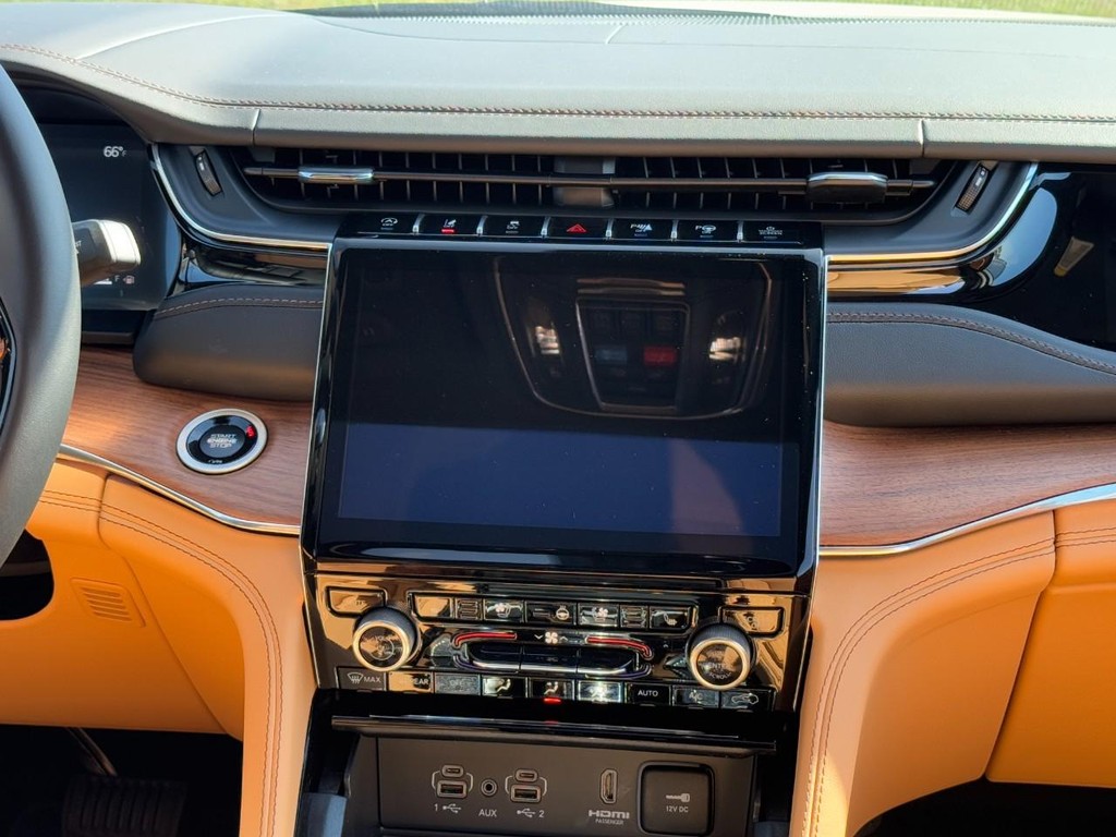 Jeep Grand Cherokee Vehicle Full-screen Gallery Image 08