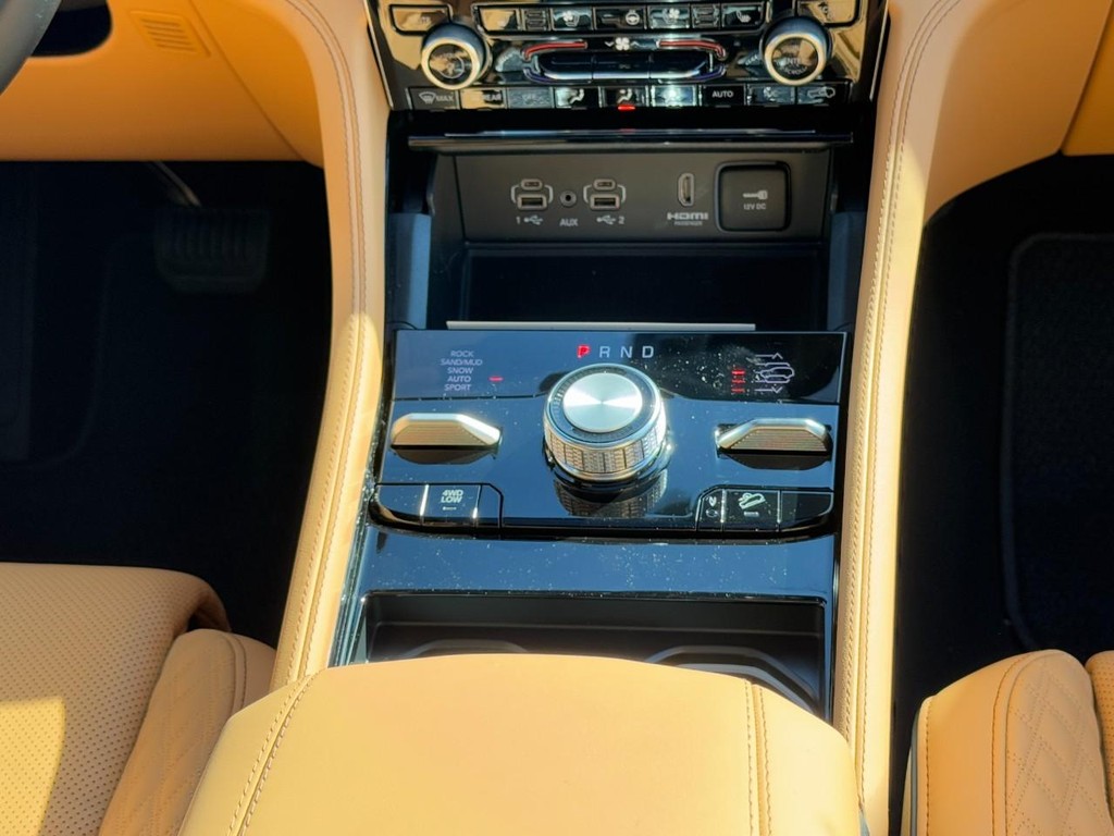 Jeep Grand Cherokee Vehicle Full-screen Gallery Image 09