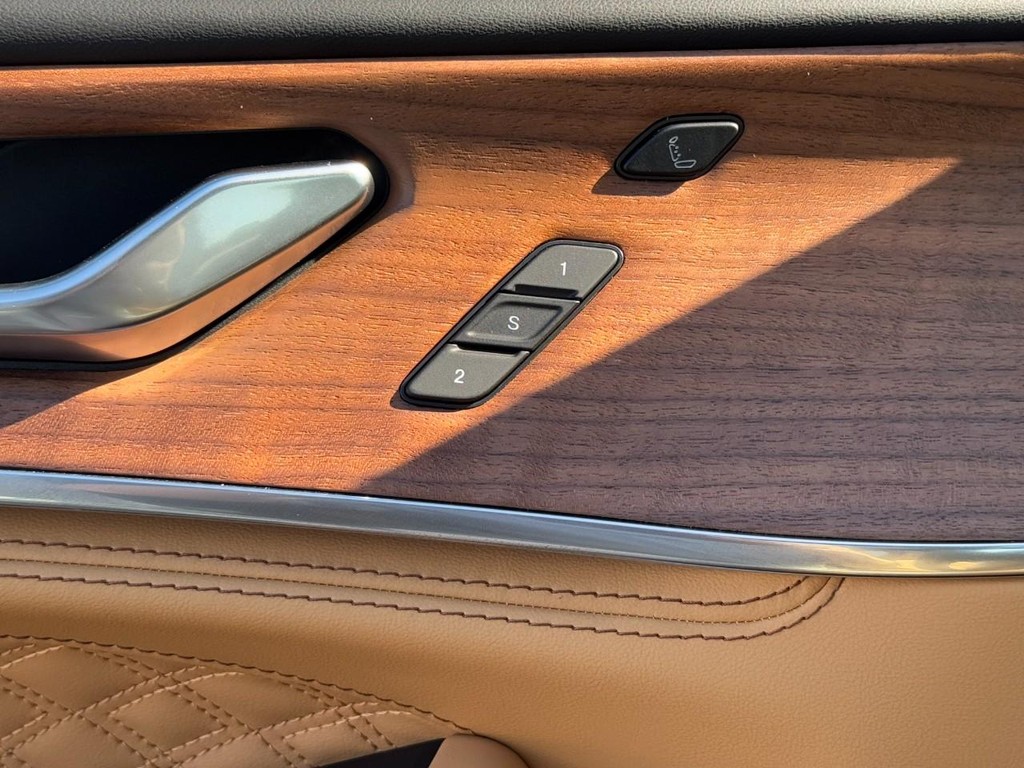 Jeep Grand Cherokee Vehicle Full-screen Gallery Image 10