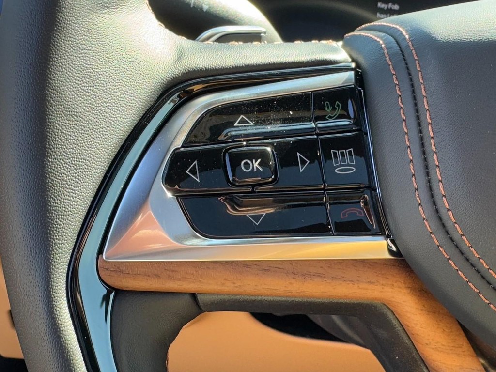 Jeep Grand Cherokee Vehicle Full-screen Gallery Image 11