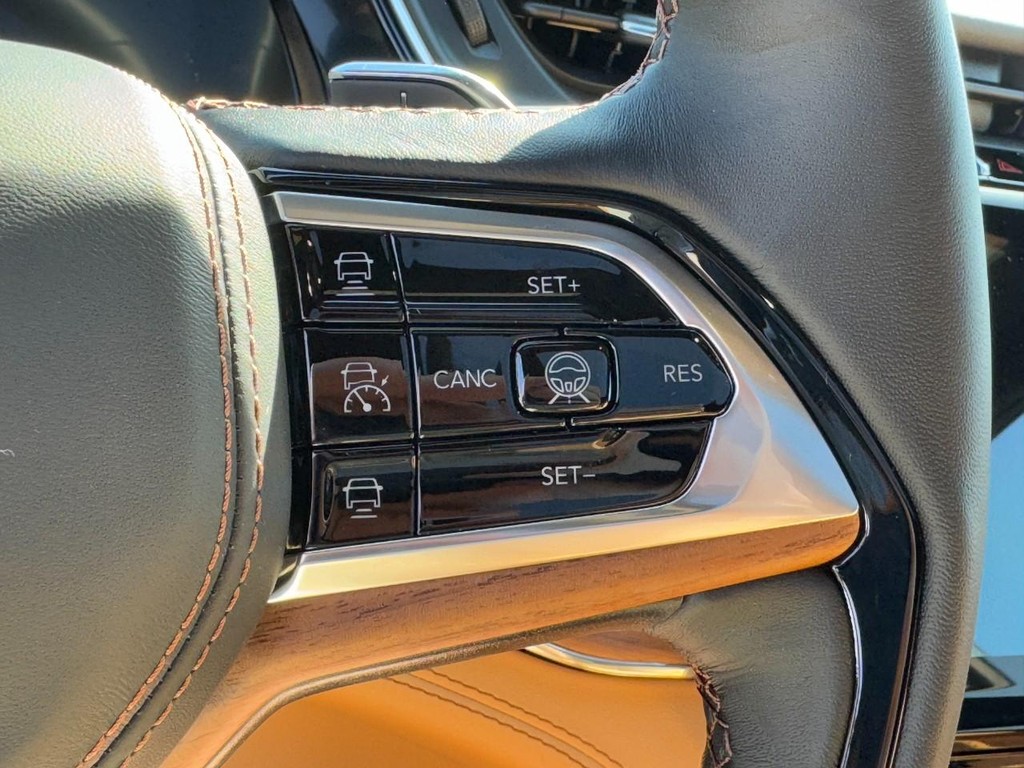 Jeep Grand Cherokee Vehicle Full-screen Gallery Image 12