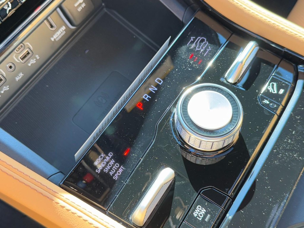 Jeep Grand Cherokee Vehicle Full-screen Gallery Image 13