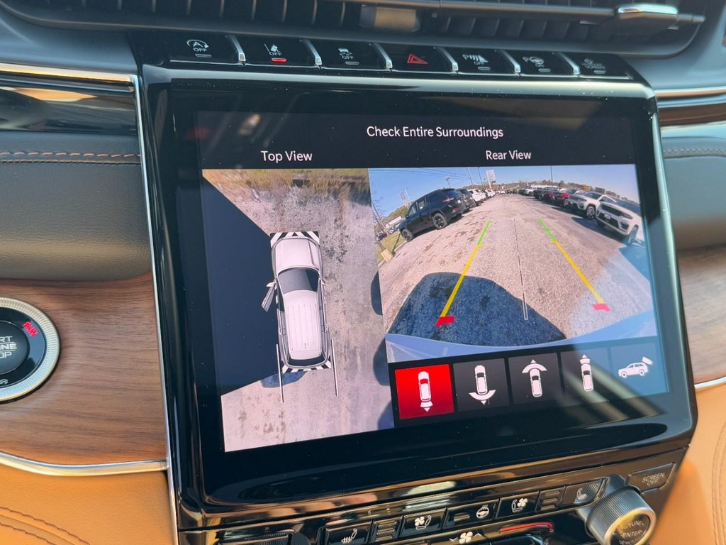 Jeep Grand Cherokee Vehicle Full-screen Gallery Image 15