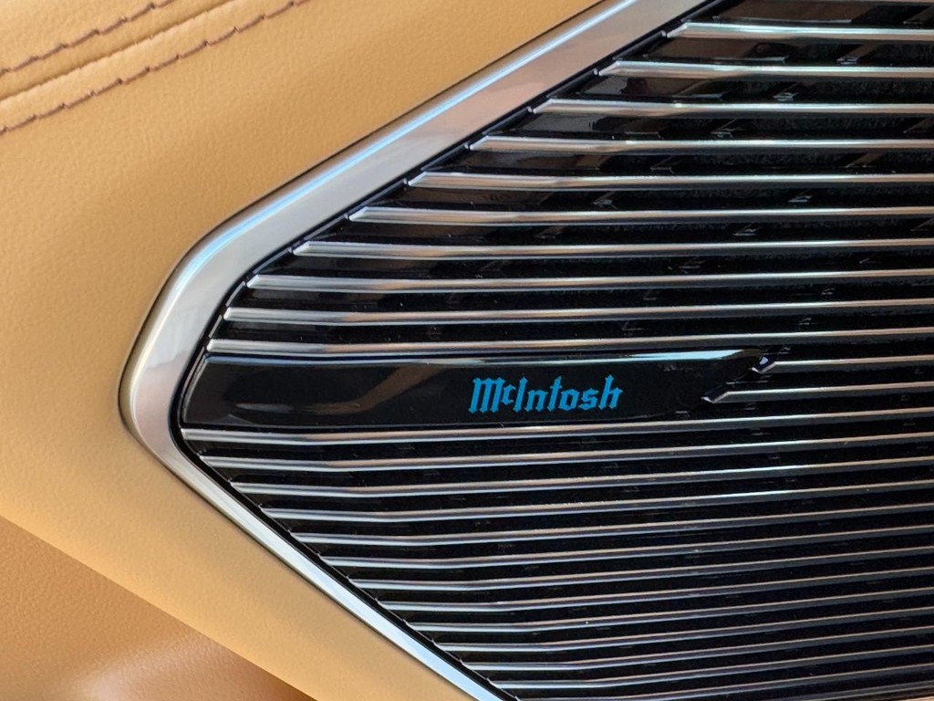 Jeep Grand Cherokee Vehicle Full-screen Gallery Image 16