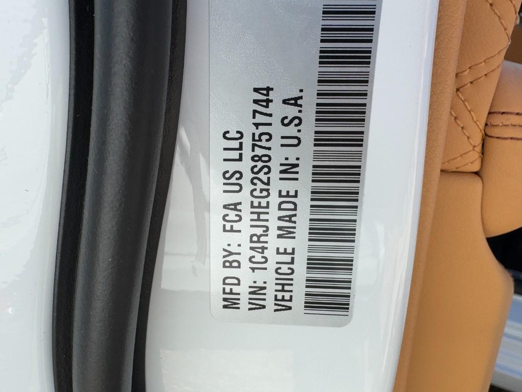 Jeep Grand Cherokee Vehicle Full-screen Gallery Image 18