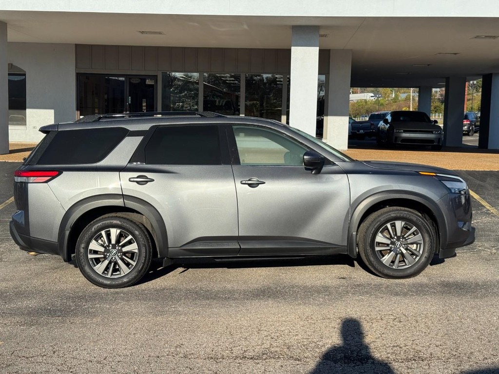 Nissan Pathfinder Vehicle Full-screen Gallery Image 02