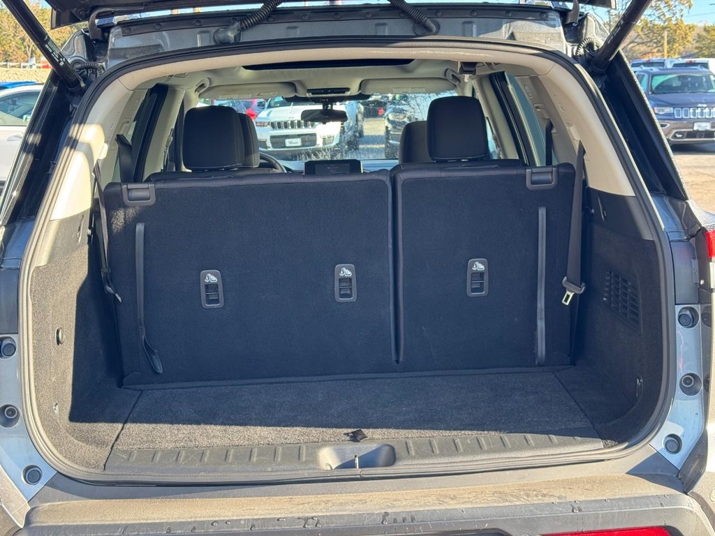 Nissan Pathfinder Vehicle Full-screen Gallery Image 04