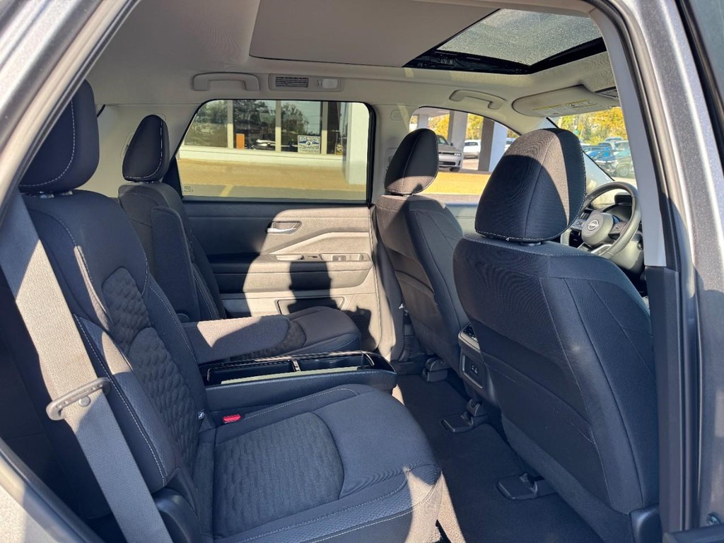 Nissan Pathfinder Vehicle Full-screen Gallery Image 11