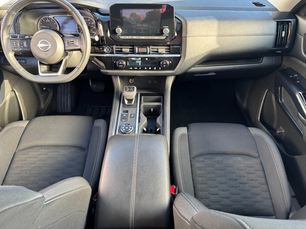 Nissan Pathfinder Vehicle Full-screen Gallery Image 12