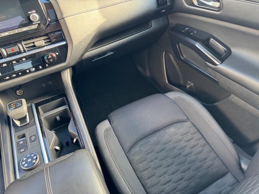 Nissan Pathfinder Vehicle Full-screen Gallery Image 16