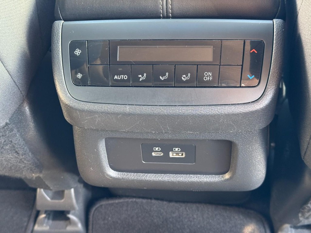 Nissan Pathfinder Vehicle Full-screen Gallery Image 17