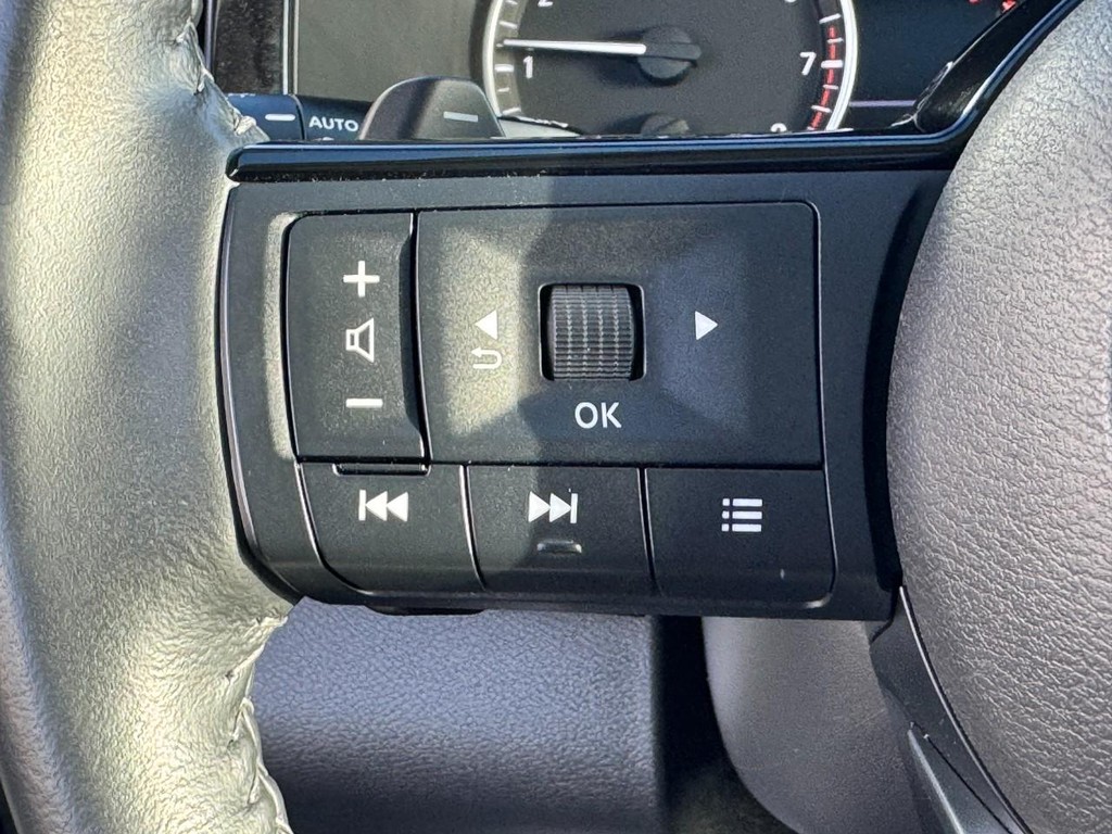 Nissan Pathfinder Vehicle Full-screen Gallery Image 19