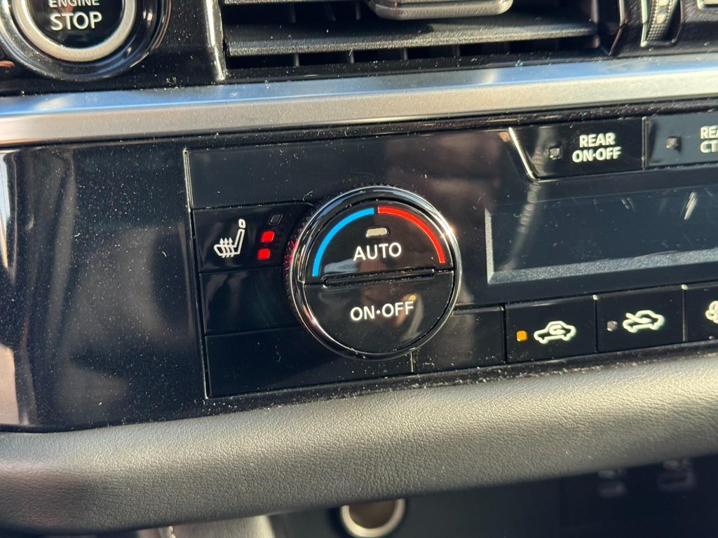 Nissan Pathfinder Vehicle Full-screen Gallery Image 23