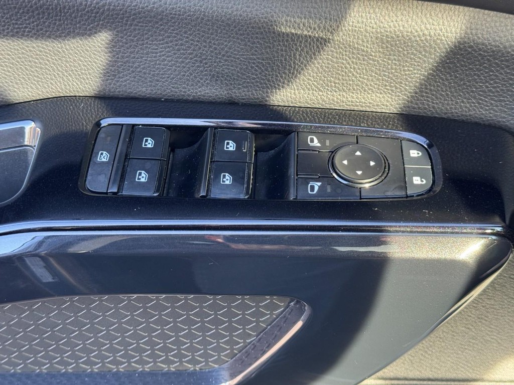 Nissan Pathfinder Vehicle Full-screen Gallery Image 25