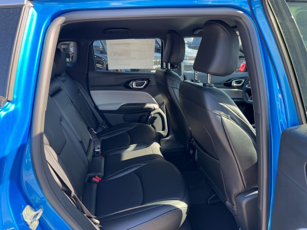 Jeep Compass Vehicle Full-screen Gallery Image 05