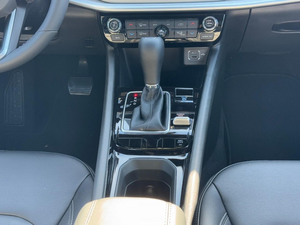 Jeep Compass Vehicle Full-screen Gallery Image 09