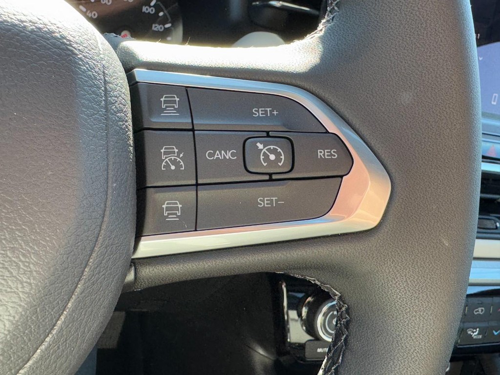 Jeep Compass Vehicle Full-screen Gallery Image 11