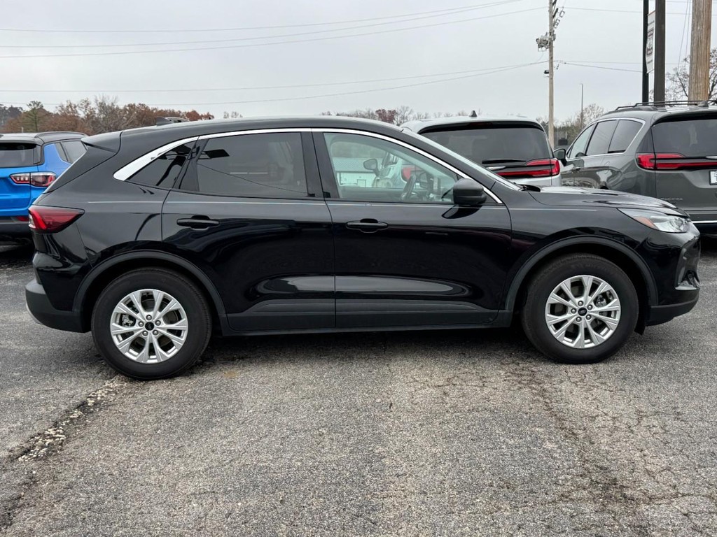 Ford Escape Vehicle Full-screen Gallery Image 02