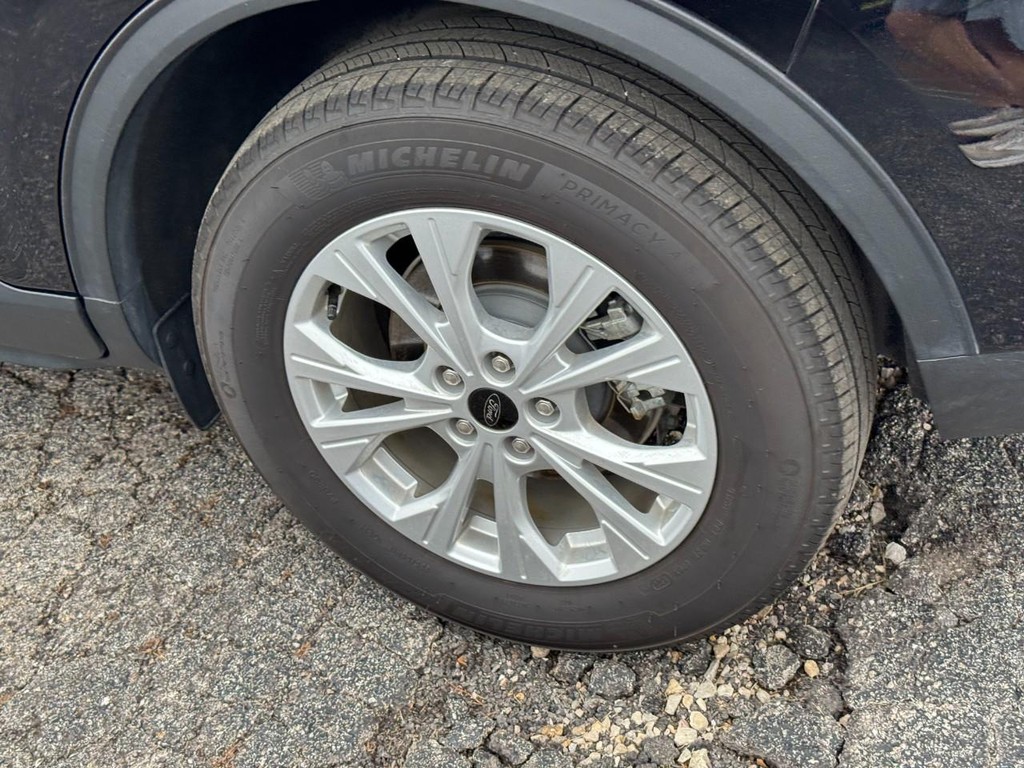 Ford Escape Vehicle Full-screen Gallery Image 05