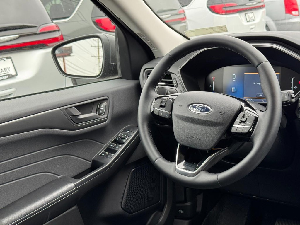 Ford Escape Vehicle Full-screen Gallery Image 12