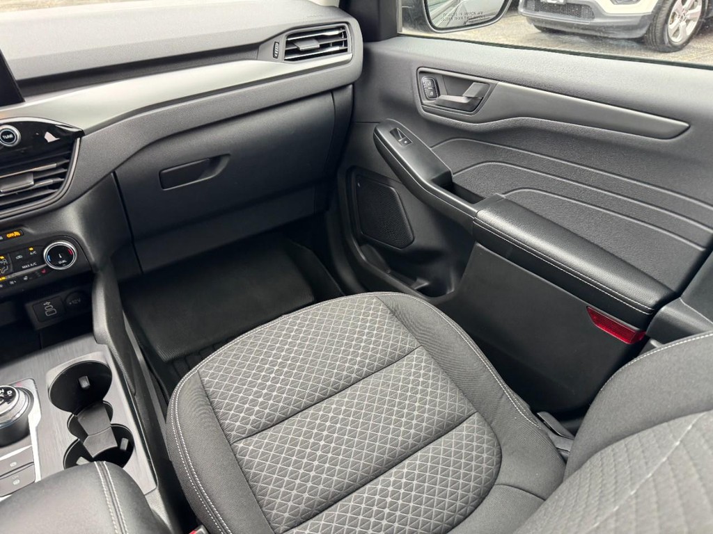 Ford Escape Vehicle Full-screen Gallery Image 15