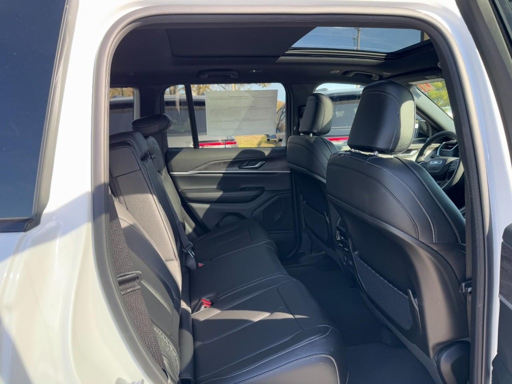 Jeep Grand Cherokee Vehicle Full-screen Gallery Image 05