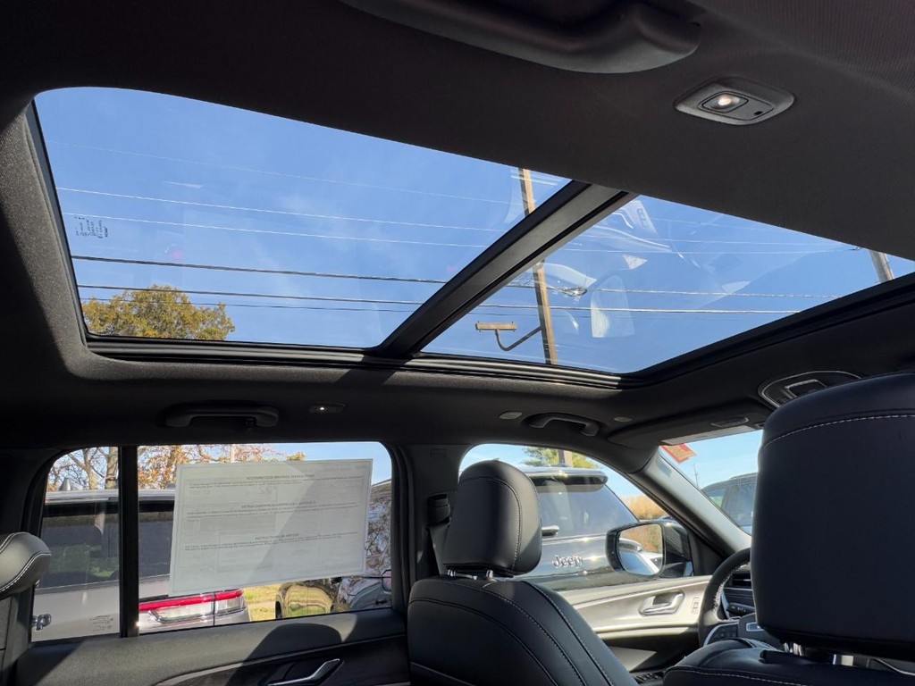 Jeep Grand Cherokee Vehicle Full-screen Gallery Image 06