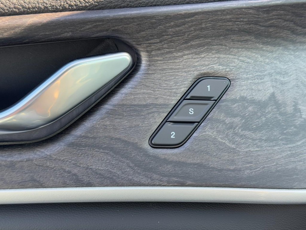 Jeep Grand Cherokee Vehicle Full-screen Gallery Image 11