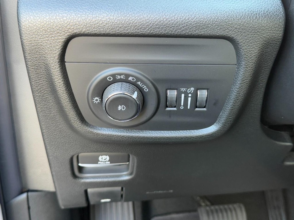 Jeep Grand Cherokee Vehicle Full-screen Gallery Image 12