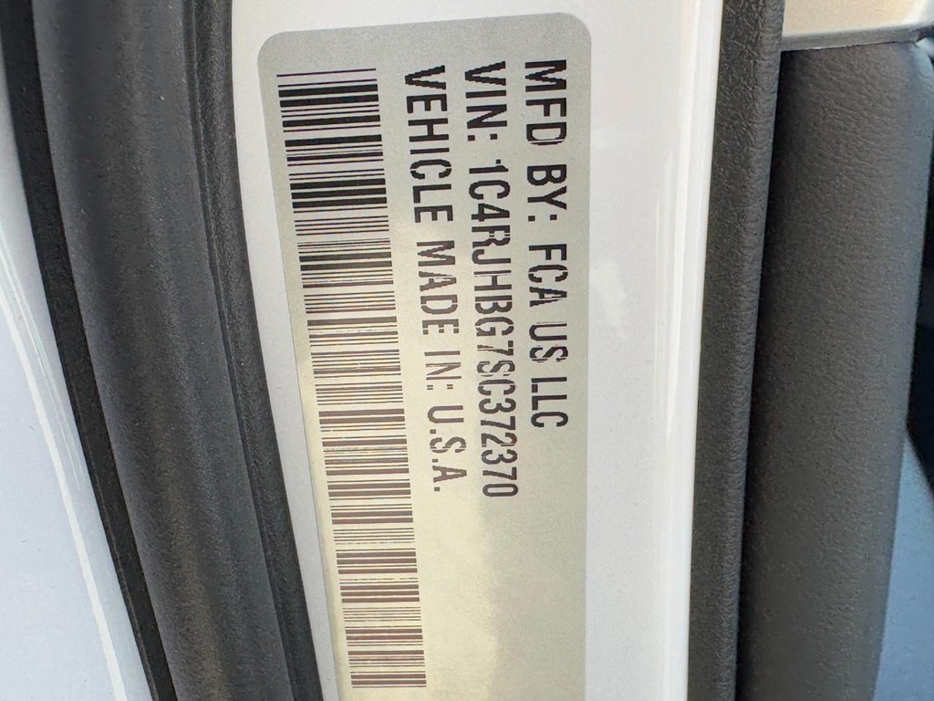 Jeep Grand Cherokee Vehicle Full-screen Gallery Image 23