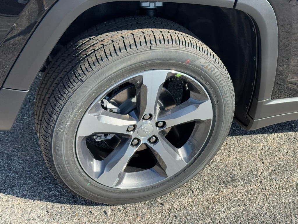 Jeep Grand Cherokee Vehicle Full-screen Gallery Image 04