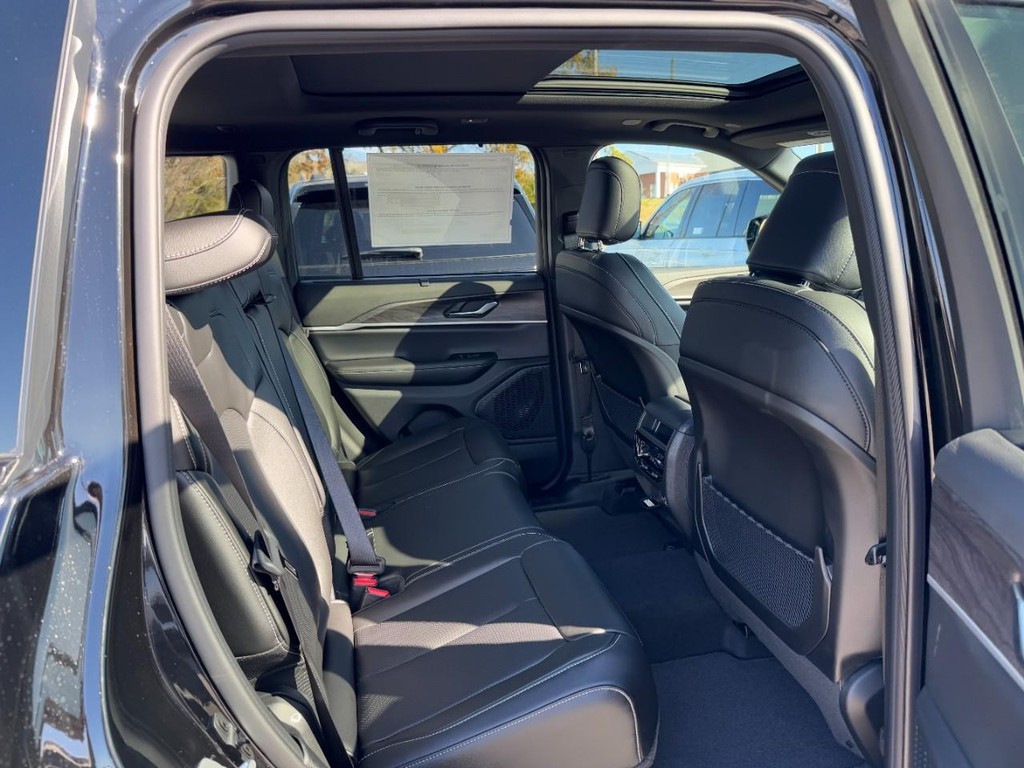 Jeep Grand Cherokee Vehicle Full-screen Gallery Image 05