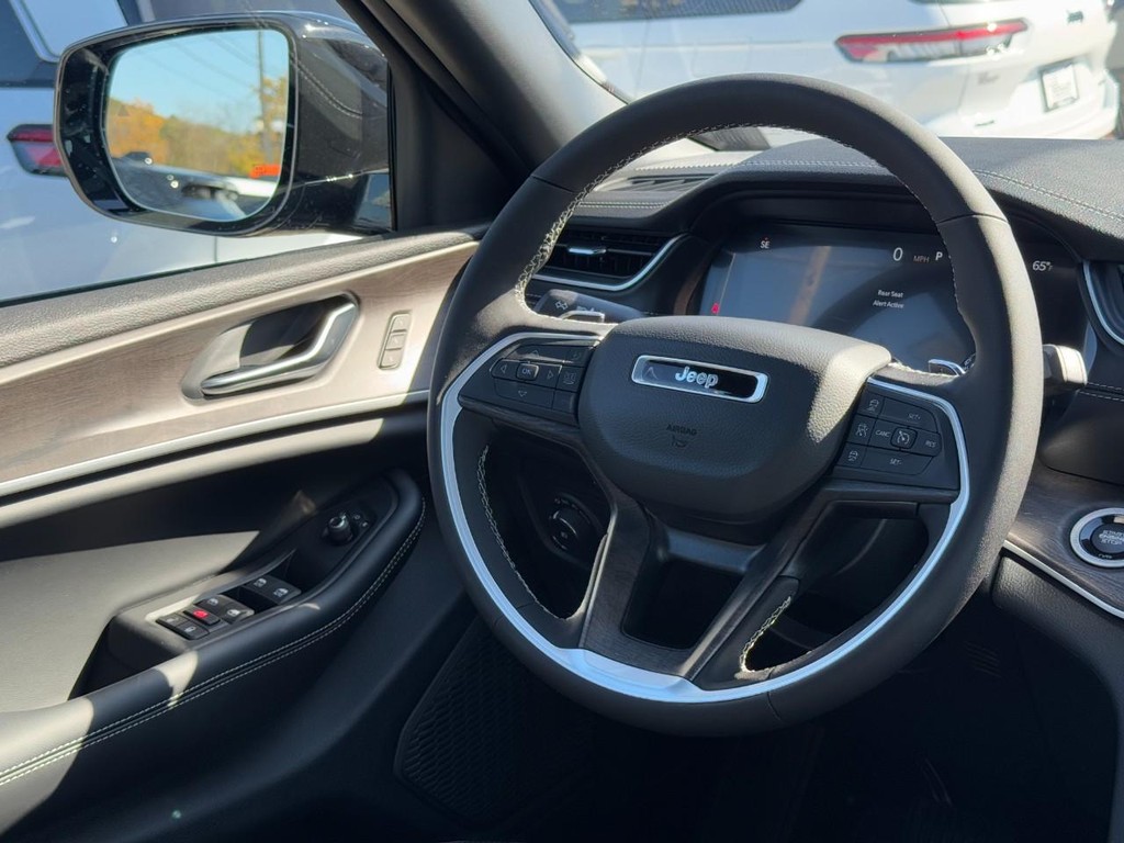 Jeep Grand Cherokee Vehicle Full-screen Gallery Image 07