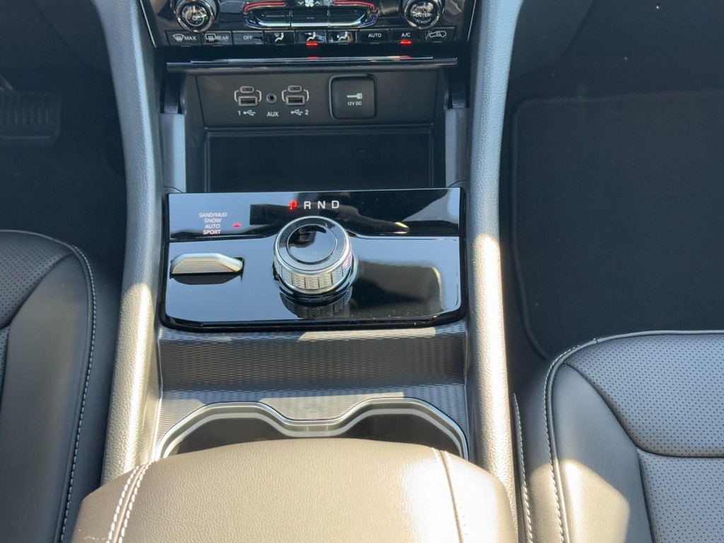 Jeep Grand Cherokee Vehicle Full-screen Gallery Image 09