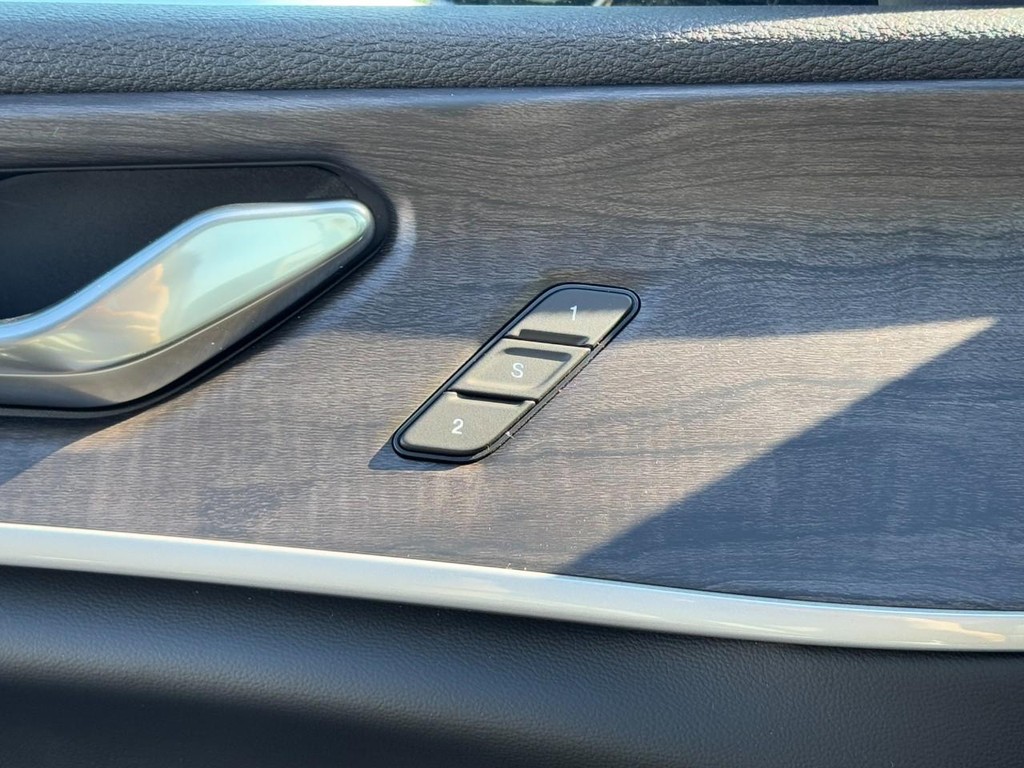 Jeep Grand Cherokee Vehicle Full-screen Gallery Image 10