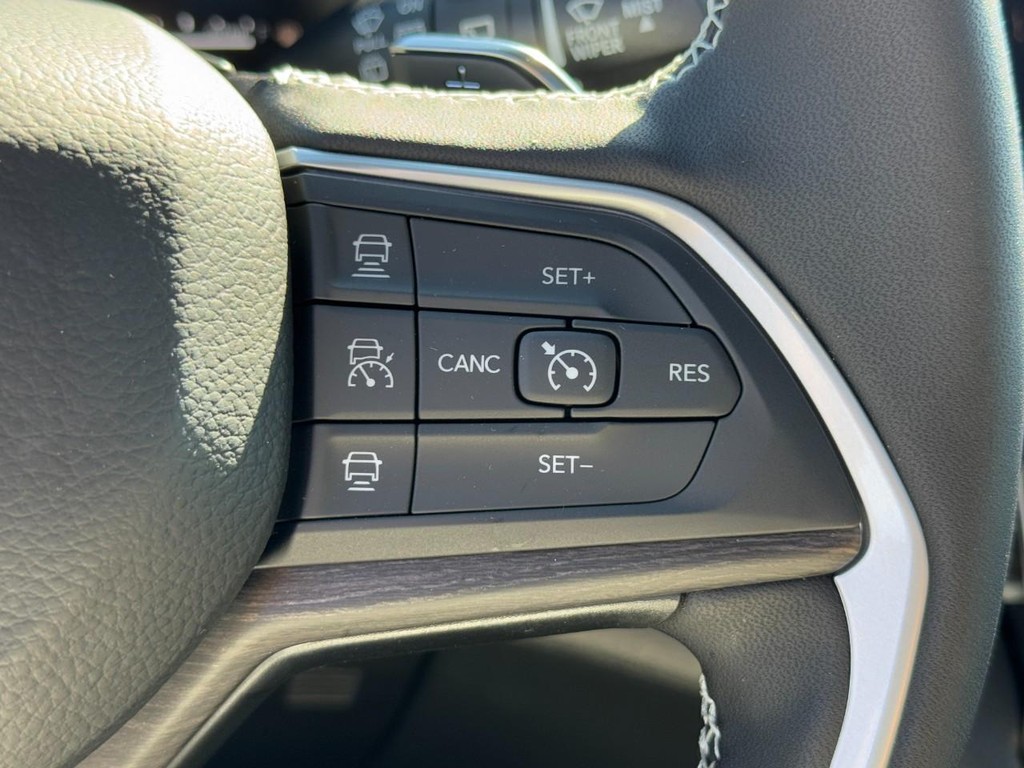 Jeep Grand Cherokee Vehicle Full-screen Gallery Image 12